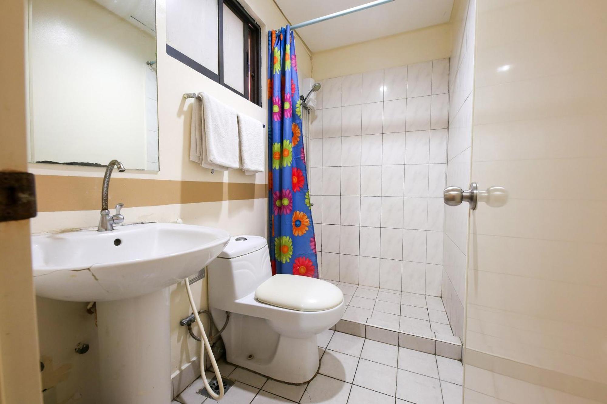 Oyo 769 Poblacion Suites Polaris Makati City Exterior photo